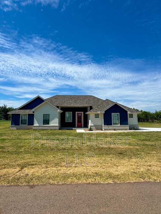 751 Flowers Dr in Goldsby, OK - Building Photo