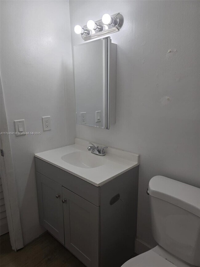 120 W 10th St-Unit -14 in Hialeah, FL - Building Photo - Building Photo