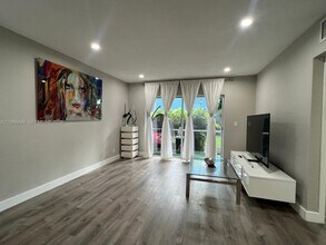 1432 S Lakeside Dr, Unit 5 in Lake Worth Beach, FL - Foto de edificio - Building Photo