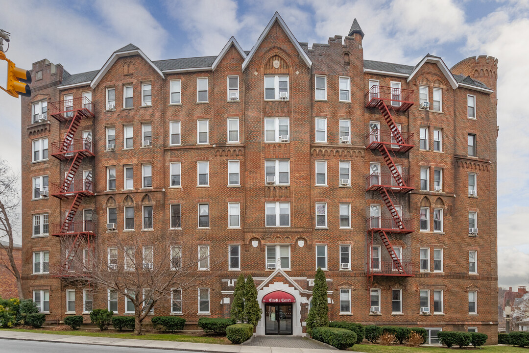 Castle Court in Kew Gardens, NY - Building Photo