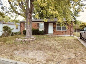 2461 Duchess Dr in St. Louis, MO - Building Photo