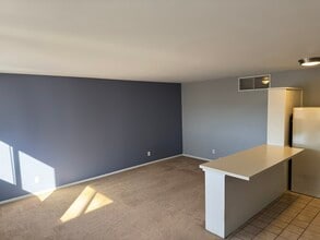 10 Main St, Unit 3 Apartment in Oswego, IL - Building Photo - Building Photo