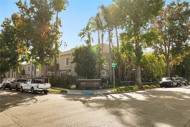 355 N Maple St, Unit 227 in Burbank, CA - Foto de edificio - Building Photo