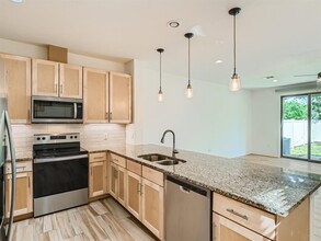 106 Conservation Dr in Austin, TX - Foto de edificio - Building Photo