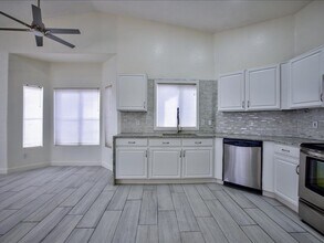 8658 E Louhelen Way in Tucson, AZ - Building Photo - Building Photo