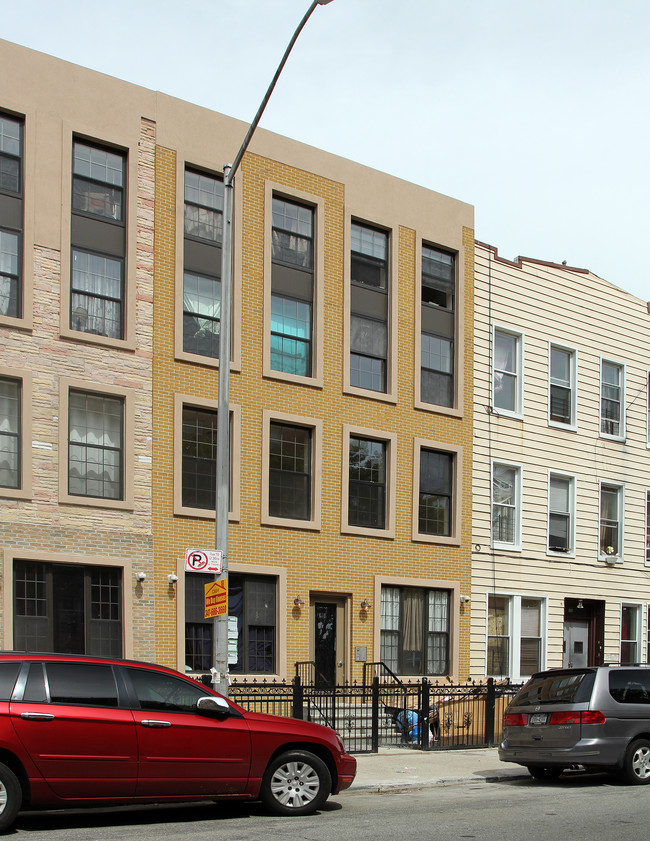 131 Menahan St in Brooklyn, NY - Foto de edificio - Building Photo