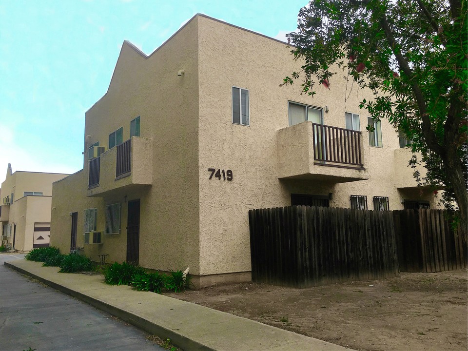 7419 Tampa Ave in Reseda, CA - Building Photo