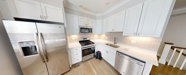 79 Linden St, Unit A in Boston, MA - Building Photo - Building Photo