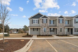 1021 Peony Ln in Youngsville, NC - Foto de edificio - Building Photo