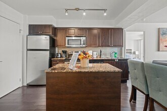 215 Angelique St in Toronto, ON - Building Photo - Building Photo