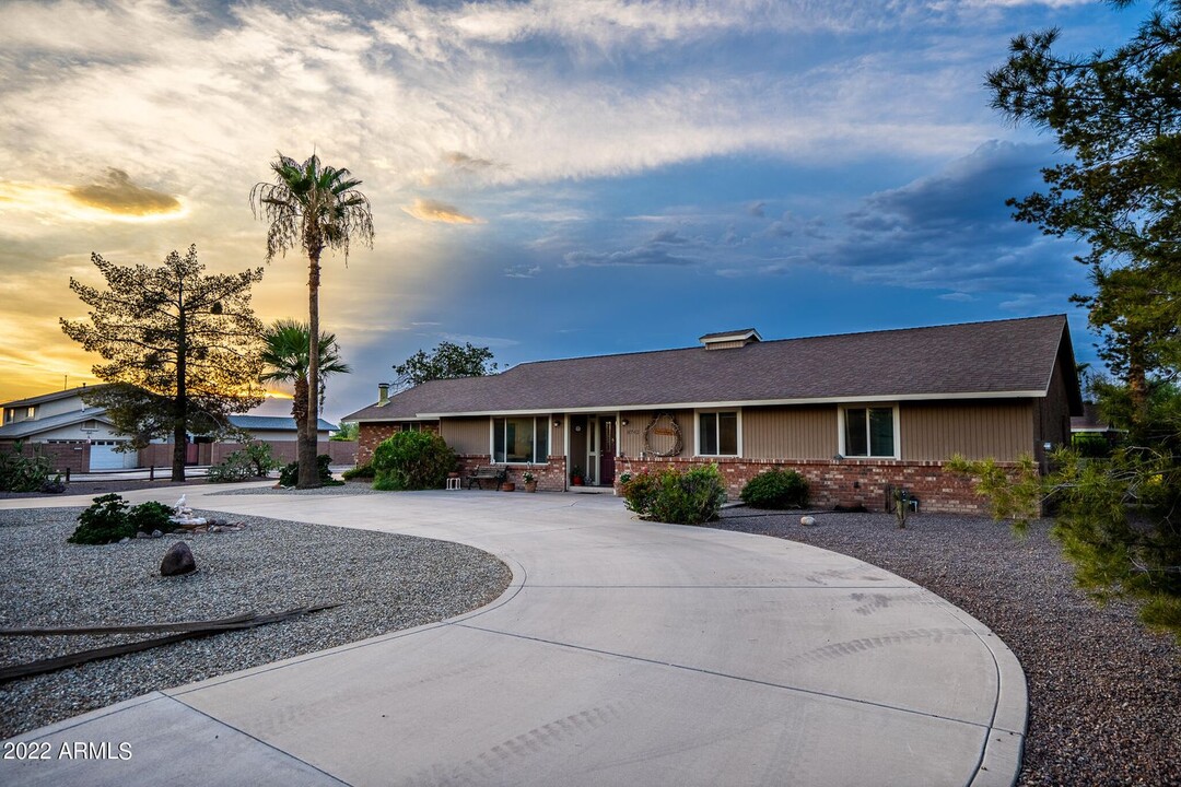 8742 W Deer Valley Rd in Peoria, AZ - Building Photo