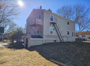 60 Orchard St in Bellingham, MA - Foto de edificio - Building Photo