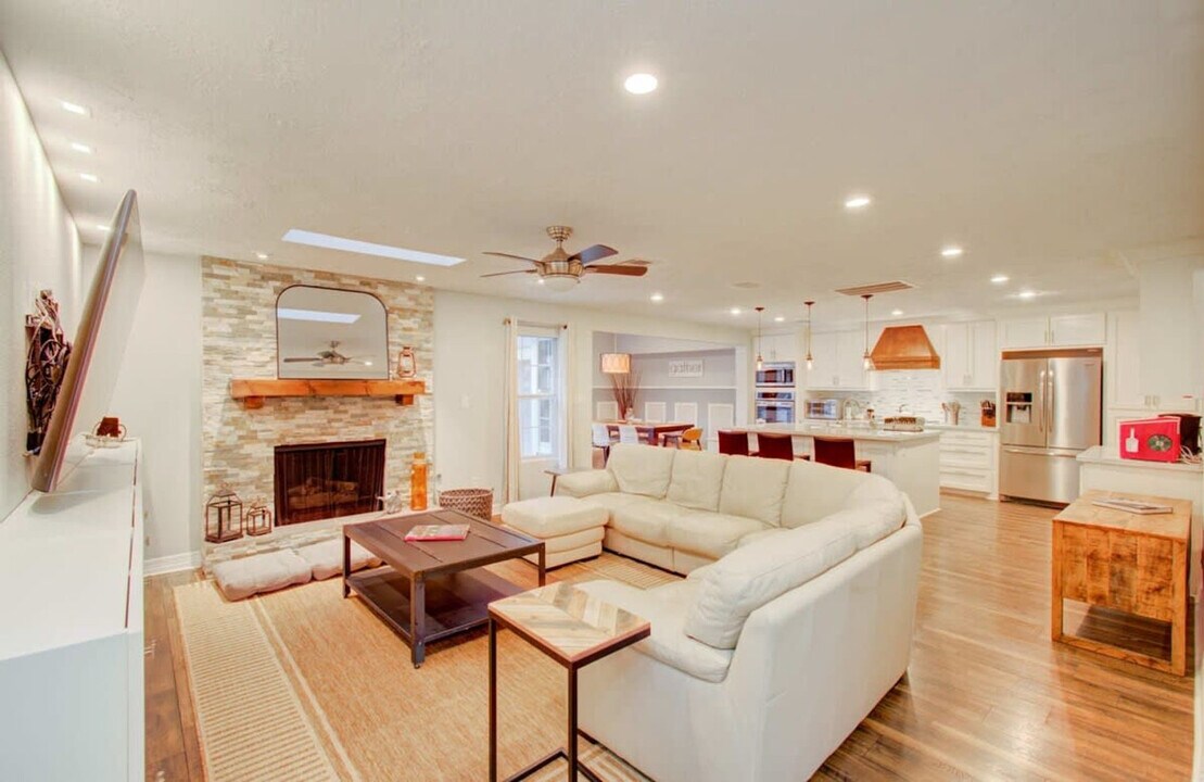 11102 Hillcroft St in Houston, TX - Building Photo