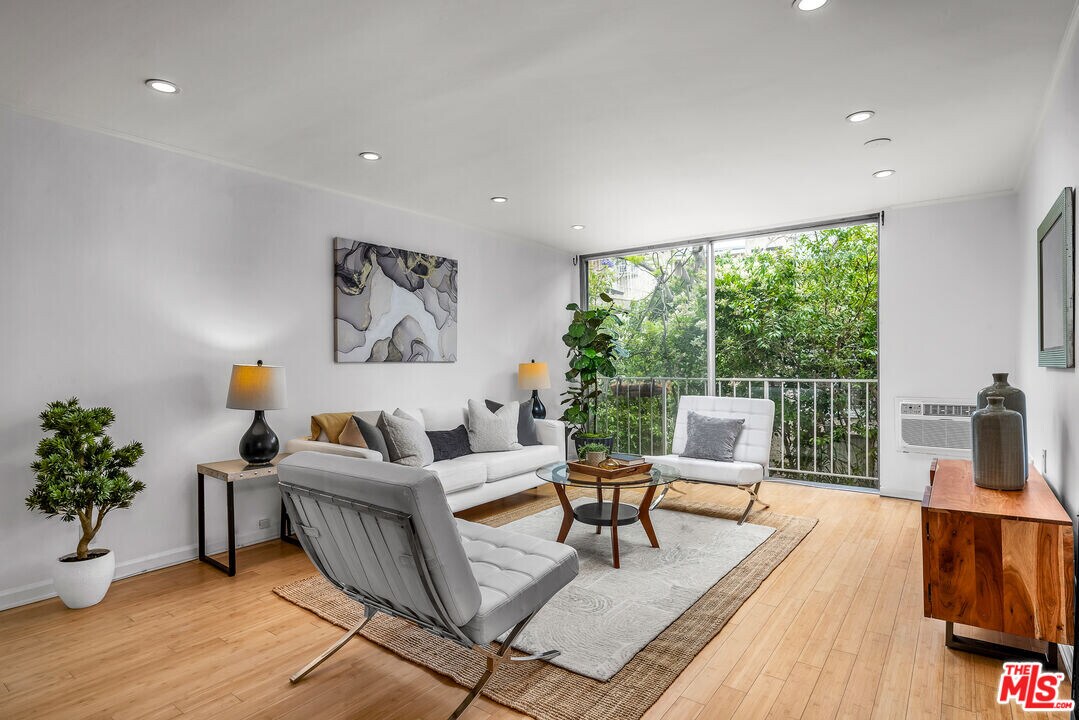 11645 Montana Ave in Los Angeles, CA - Building Photo