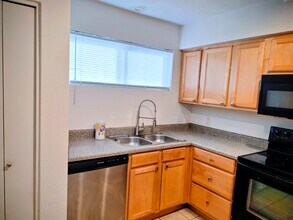 11640 N 51st Ave, Unit 11640 N 51st Avenue in Glendale, AZ - Foto de edificio - Building Photo