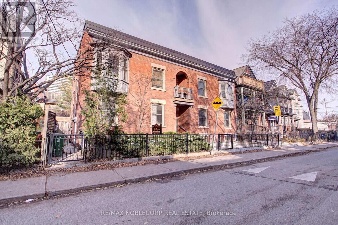 34 Winchester St in Toronto, ON - Building Photo