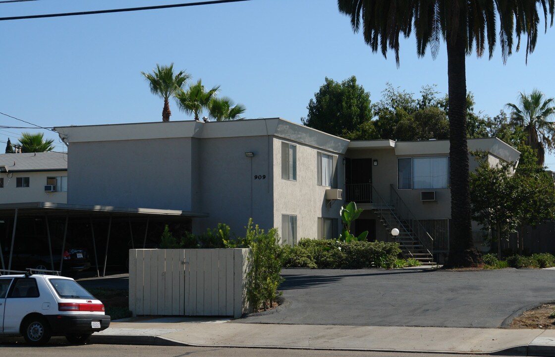 909-911 S Magnolia Ave in El Cajon, CA - Building Photo