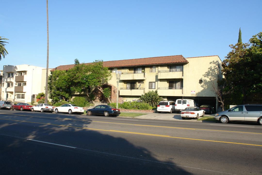 Silver Apartment in Los Angeles, CA - Building Photo