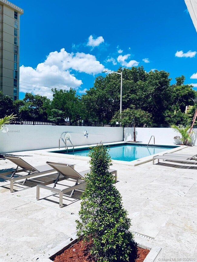 2345 NE 135th St-Unit -307 in North Miami, FL - Foto de edificio - Building Photo