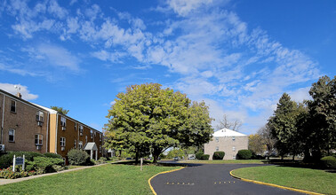 Colonial Village Apartments in New Castle, DE - Building Photo - Building Photo