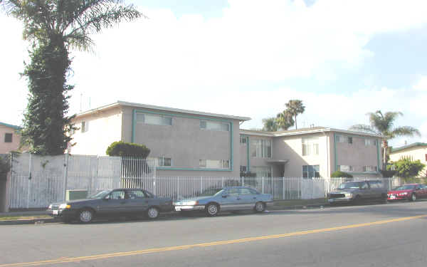 3920-3922 Hillcrest Dr in Los Angeles, CA - Foto de edificio