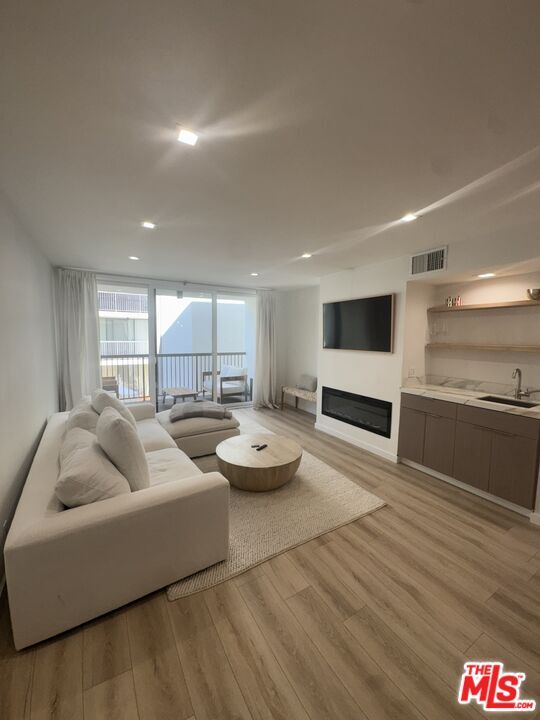 property at 911 Kings Rd