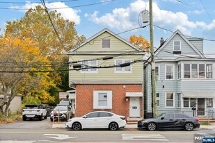 16 John St in Lodi, NJ - Building Photo