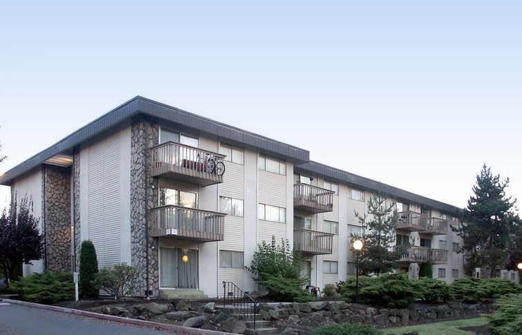 Pine Ridge Apartments in Seatac, WA - Foto de edificio