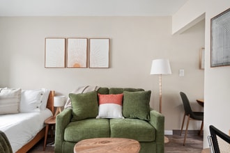 5248 SE Stark St in Portland, OR - Foto de edificio - Building Photo