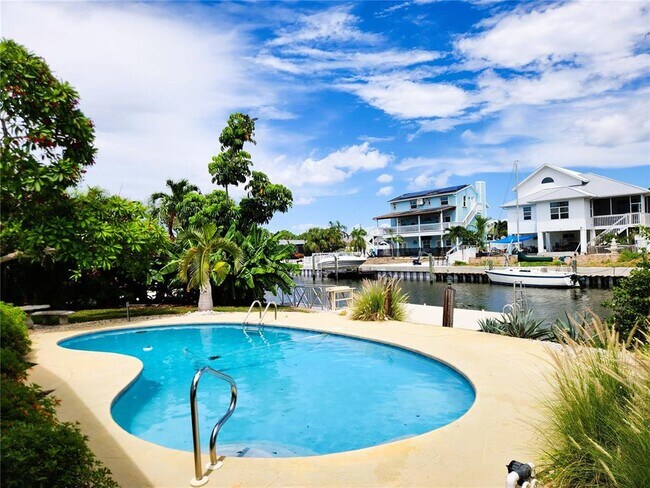 3790 Beach Dr SE in St. Petersburg, FL - Building Photo - Building Photo