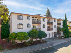 Parker Villa Apartments in Berkeley, CA - Foto de edificio - Building Photo