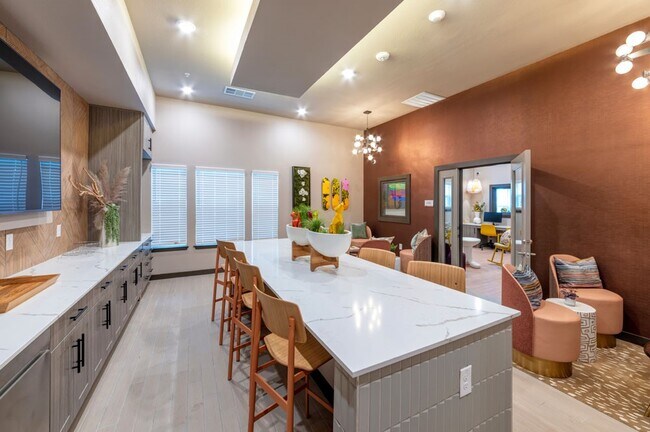 4611 N Interstate 35 Frontage Rd