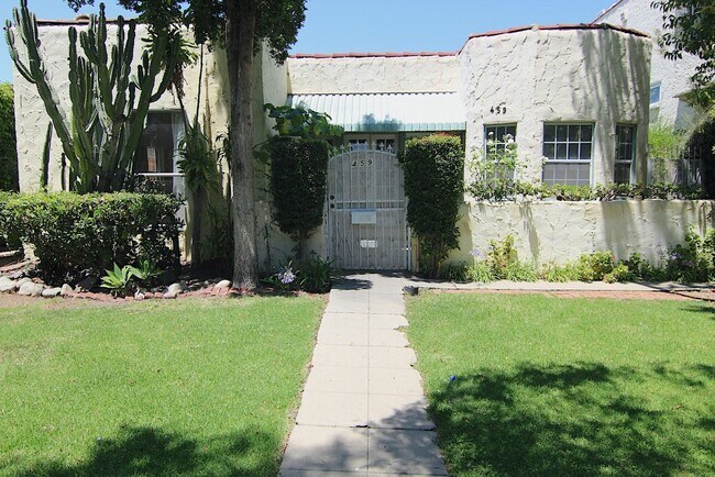 459 N Alfred St in Los Angeles, CA - Building Photo - Building Photo