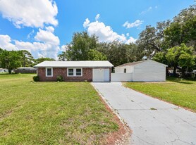 5620 1st St in Zephyrhills, FL - Building Photo