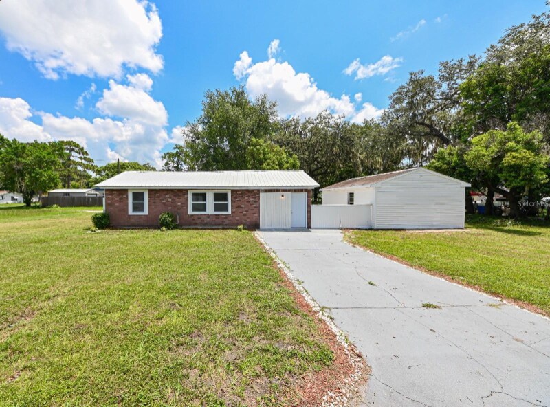 5620 1st St in Zephyrhills, FL - Building Photo