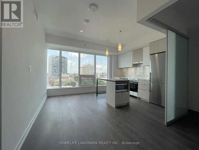203-203 College St in Toronto, ON - Building Photo - Building Photo