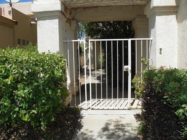 3093 La Mirage Ct SE in Rio Rancho, NM - Building Photo - Building Photo