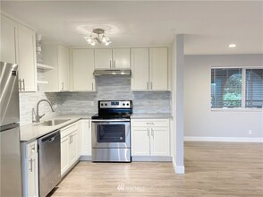 17110 NE 45th St in Redmond, WA - Building Photo - Building Photo