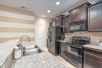 516 E Slaughter Ln in Austin, TX - Building Photo - Building Photo