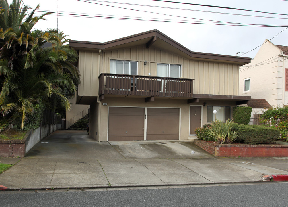 1215 Capuchino Ave in Burlingame, CA - Foto de edificio