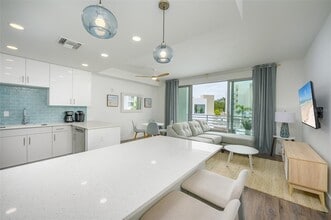 1703 N Tamiami Trail in Sarasota, FL - Foto de edificio - Building Photo