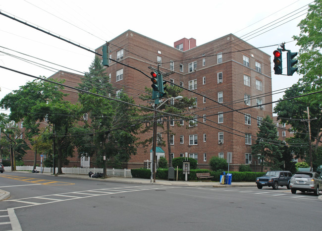 The Surrey Strathmore - Abbey/Berkley/Croydon in White Plains, NY - Building Photo - Building Photo