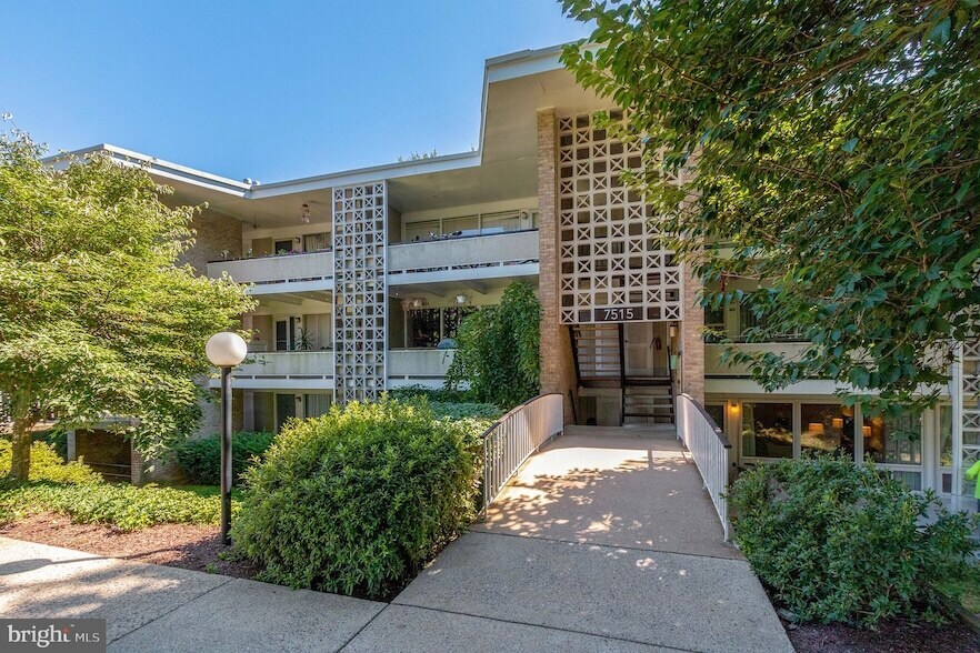 7515 Spring Lake Dr, Unit D2 in Bethesda, MD - Building Photo