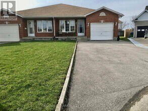 7701 Cortina Crescent in Niagara Falls, ON - Building Photo - Building Photo