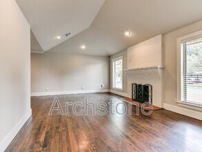 9631 Stratford Dr in The Village, OK - Building Photo - Building Photo