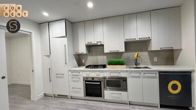 2035 Glenaire Dr in North Vancouver, BC - Building Photo - Building Photo