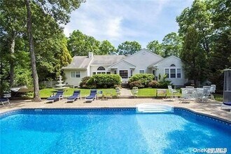 16 Willowood Ct in Westhampton, NY - Building Photo - Building Photo