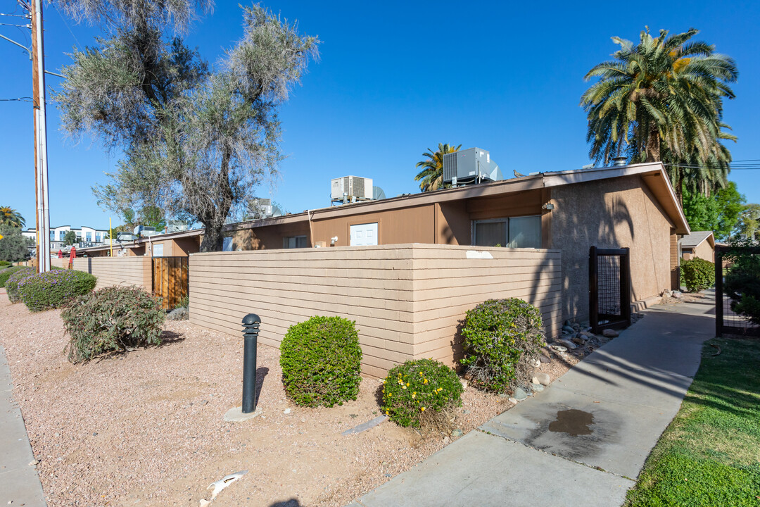 Madison Park Gardens in Phoenix, AZ - Building Photo