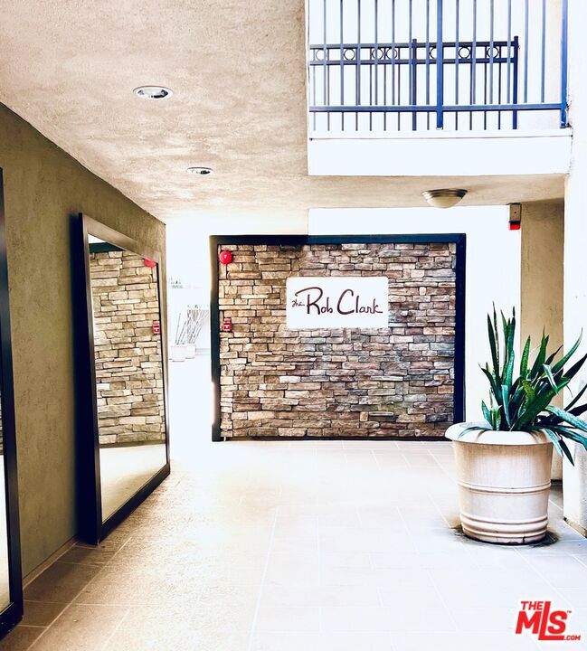 141 S Clark Dr in Los Angeles, CA - Building Photo - Building Photo