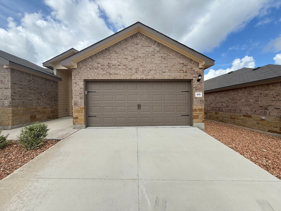 436-438 Emma Dr in New Braunfels, TX - Building Photo